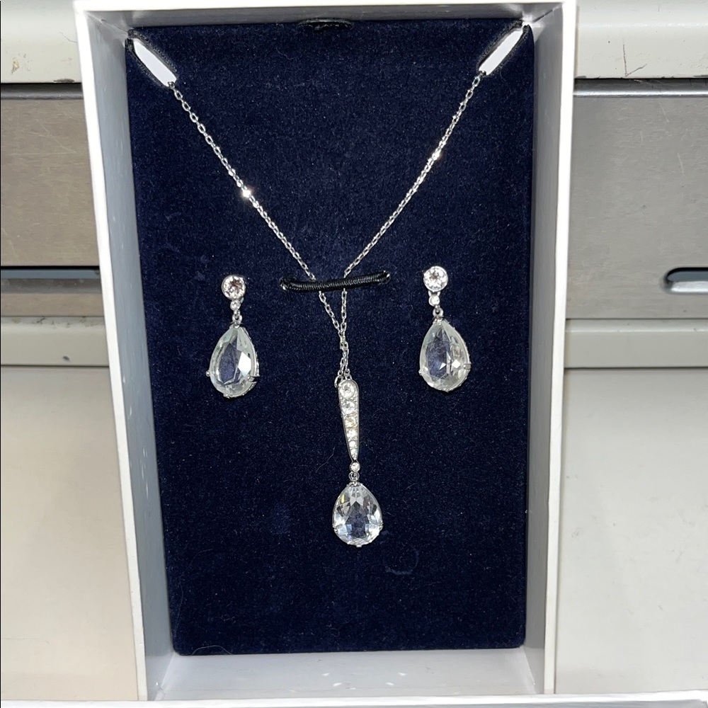 NEW in Box SWAROVSKI Elegant Silver Jewelry Set with Clear Stones